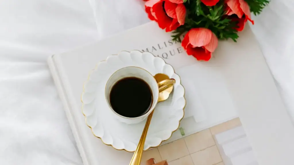 Turkmen döredijileri üçin praktiki gollanma: WhatsApp arkaly Yunan brendlerine nädip gatnaşyk gurup, önümiň peýdasy aýdyň ýetirmeli.