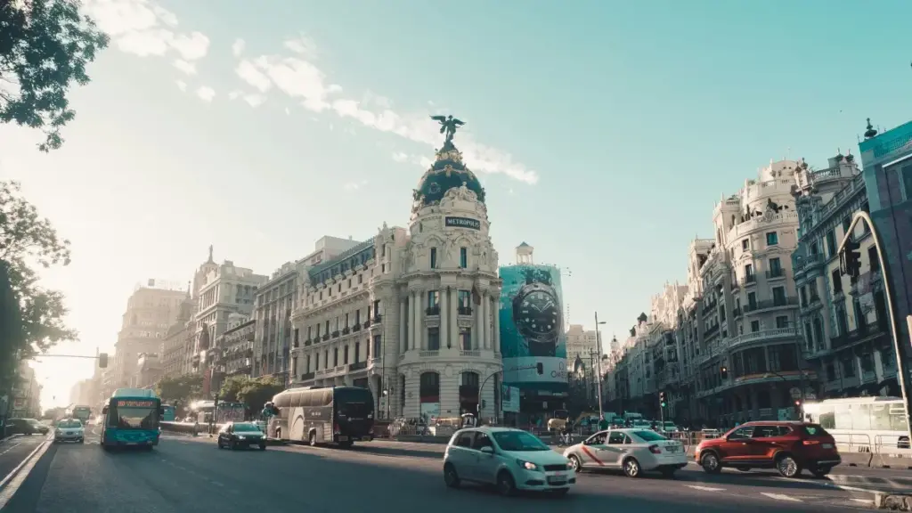 Zalo arkaly Marokko brendleri bilen hyzmatdaşlyk etmegiň praktiki ýol-ýolbaşysy — habarlaşma, resmi hasaplar, influencer kampaniýalary we lokalizasiýa maslahatlary.