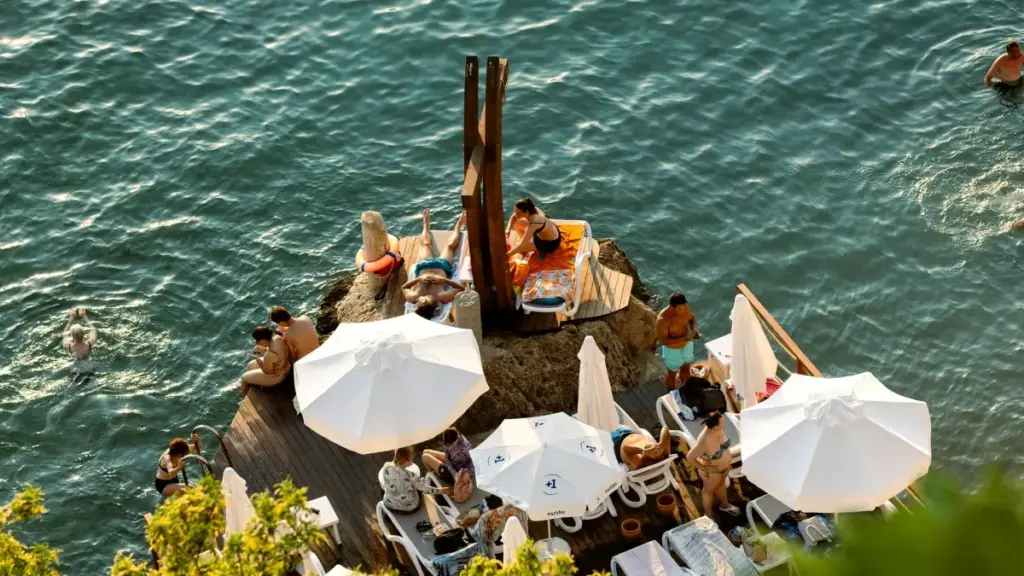 Golland brendleri bilen WhatsApp arkaly netijeli aragatnaşyk gurmak üçin praktiki ýol-ýörelgeler. Lokalizasiýa, timing we howpsuzlyk çäreleri bilen kampaniýada synlanylmak.