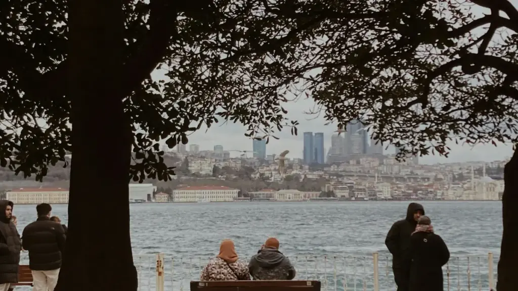 eBay-de Pakistan firmalary bilen aragatnaşyk we GRWM wideolary üçin hyzmatdaşlyk gurmak boýunça praktiki, ädimi-ädimi görkezme — pitneklere we ýerli realist strategiýalara üns berýär.