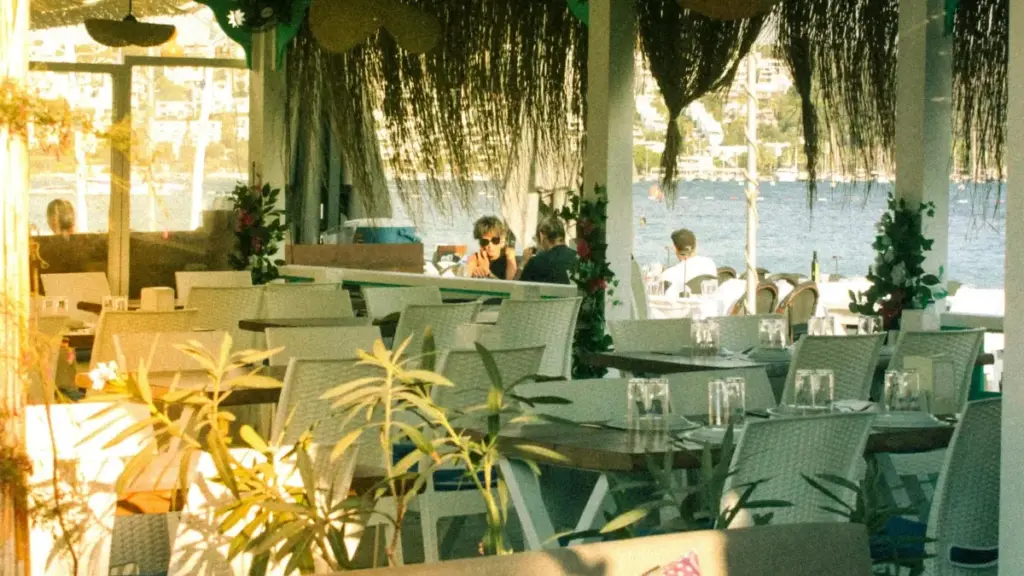 YouTube arkaly Sri Lanka saglyk we wellness brendlerine nähili ýakynlaşmaly: kontakt tapmak, brief; taýýarlamak we täsirli hyzmatdaşlyk döretmek üçin praktiki ädimler.