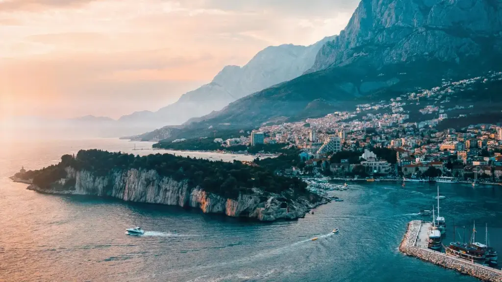 Marokkodaky Spotify döredijilerini nädip tapyp, PR paketleri ibermelidigini praktiki we lokal maslahatlar bilen düşündirýärin — logistics, habar nusgalary we ölçegler bilen.