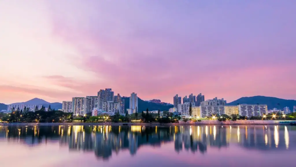 TikTok-da Finlandiýa brendleri bilen aýdymly trendlere goşulmak üçin praktiki gurallar, lokal reňkler we ädimme-ädim gatnaşyk strategiýalary.