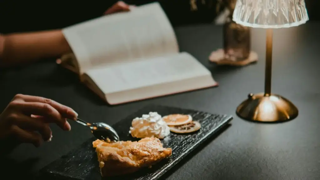 Saud Arabystany Takatak döredijilerini tapmak we livestreamlerde brend habaryny integrirlemek üçin praktik, AI-kömekli usullar we ýerli trend syny.