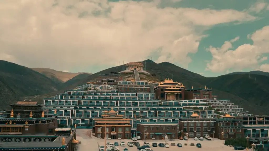 Snapchat arkaly Kenýa gözellik brendlerine ýetmegiň amallary, Sponsored Snaps we lokal taktikalar — Turkmen döredijiler üçin praktik gollanma.